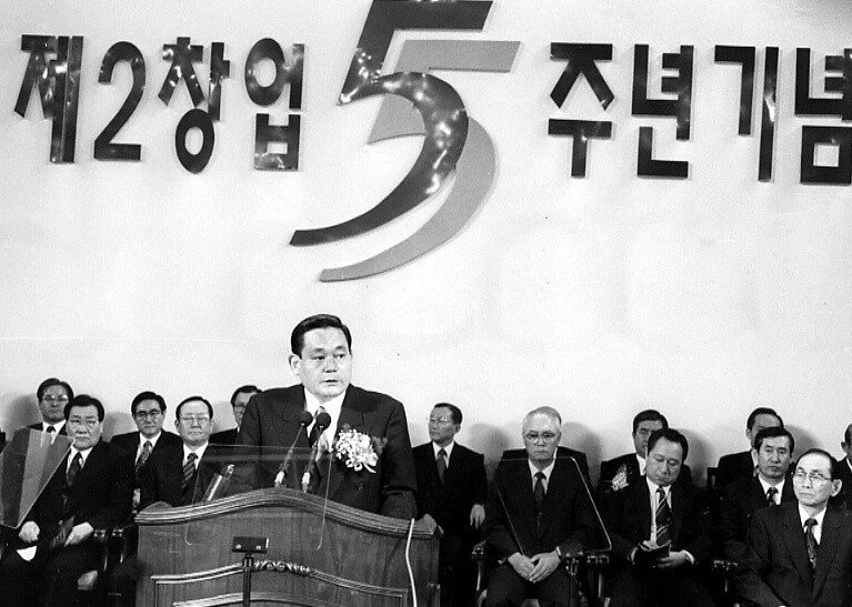 이건희 회장이 1993년 3월22일 열린 삼성그룹 창립 55돌 기념식에서 연설하고 있다. 당시 &lt;한겨레&gt; 3월23일치에 실린 사진에는 ‘세계 초일류기업으로 부상하기 위한 제2의 창업을 선언하고 있다’는 설명이 달려 있고 사진에는 ‘제2창업 5주년 기념’이라는 글씨가 크게 붙어 있다. 이 사진은 당시 삼성그룹에서 제공받은 사진으로 추정된다.