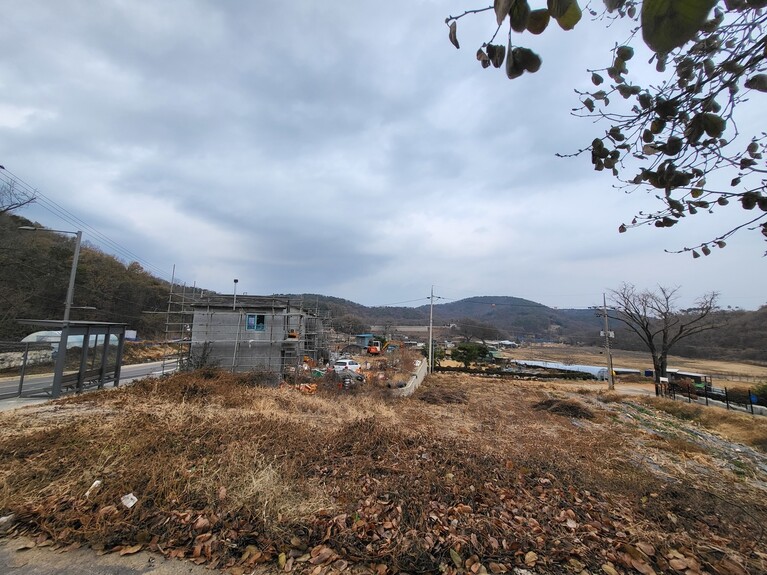 경기 김포군 하성면 가금3리에서 바라본 애기봉 모습. 가금3리는 마을에 있는 애기봉 평화생태공원을 오르면 북한 황해도 개풍군이 훤히 보일 정도로 접경지역이다. 이승욱 기자