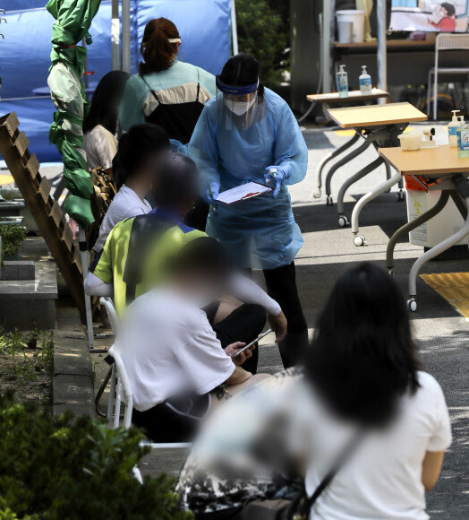 부산에서 사랑제일교회 확진자와 접촉한 1명을 비롯해 코로나19 확진자가 7명이 발생한 18일 오후, 해운대보건소에 마련된 코로나19 임시 선별진료소를 찾은 시민들이 검사 순서를 기다리고 있다. 연합뉴스