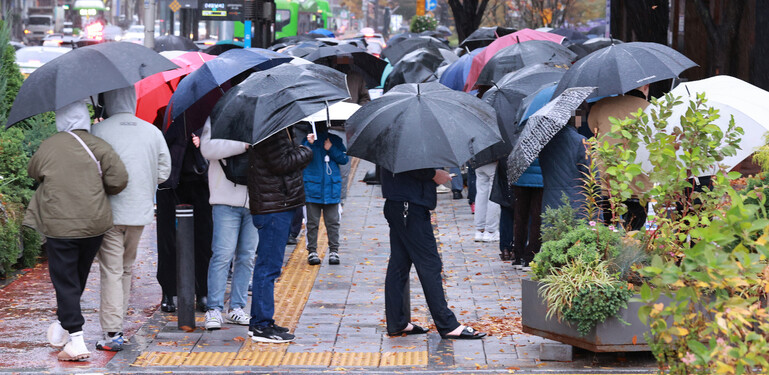 8일 오전 서울 송파구 보건소 코로나19 선별검사소에서 시민들이 검사를 받기 위해 우산을 쓴 채 차례를 기다리고 있다.연합뉴스