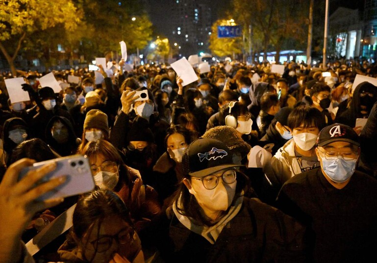 28일 새벽 중국 베이징에서 시민들이 중국 당국의 가혹한 코로나19 정책에 대한 항의 시위를 하고 있다. 베이징/AFP 연합뉴스