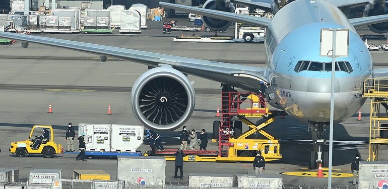 3일 오전 영종도 인천국제공항 화물터미널에서 열린 신종 코로나바이러스 감염증(코로나19) 백신 운송과 돌발상황 등에 대비한 모의훈련이 진행되고 있는 가운데 백신 운송용 극초저온 항공기용 컨테이너가 이동하고 있다. 공동취재사진