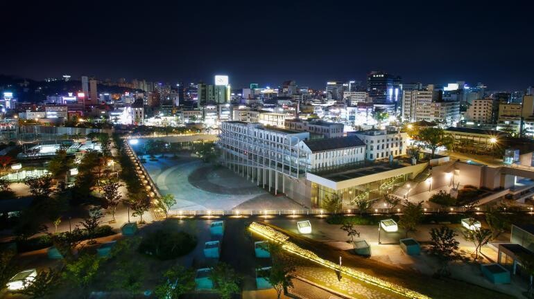 광주광역시 동구에 자리한 국립아시아문화전당 일대 야경. 광주 동구청 제공