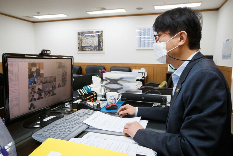 도규상 금융위 부위원장이 9일 오전 금융리스크 대응반 회의를 주재하고 있다. 사진 금융위 제공