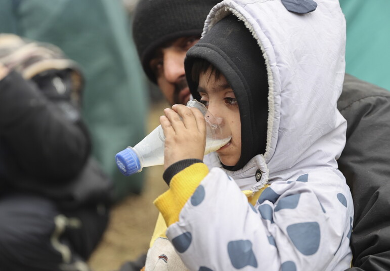 폴란드와 맞붙은 벨라루스의 국경 지대에서 11일 한 어린이가 우유로 보이는 음료를 마시고 있다. EPA 연합뉴스