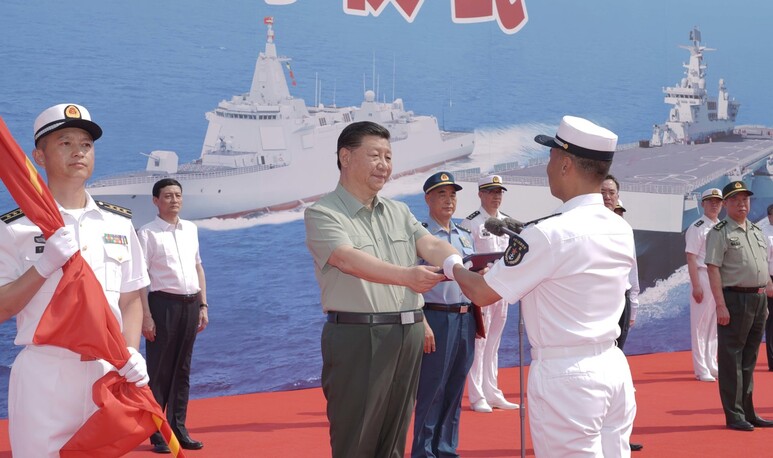 미국과 중국의 남중국해 주도권 싸움이 치열한 가운데 시진핑 중국 국가주석이 지난 4월 하이난성 싼야의 해군 기지에서 열린 신형 함정 3척의 취역식에 참석하고 있다. 신화 연합뉴스