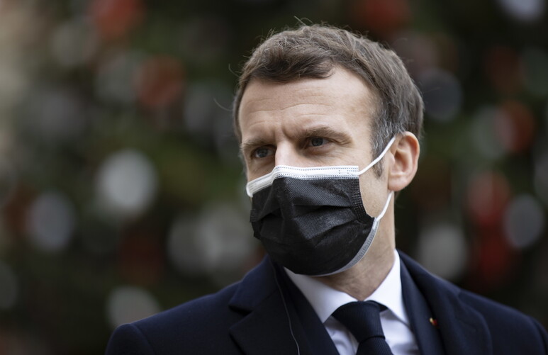 에마뉘엘 마크롱 프랑스 대통령이 지난 2020년 12월16일(현지시각) 파리 엘리제궁에서 마스크를 쓰고 있다. 파리/EPA 연합뉴스