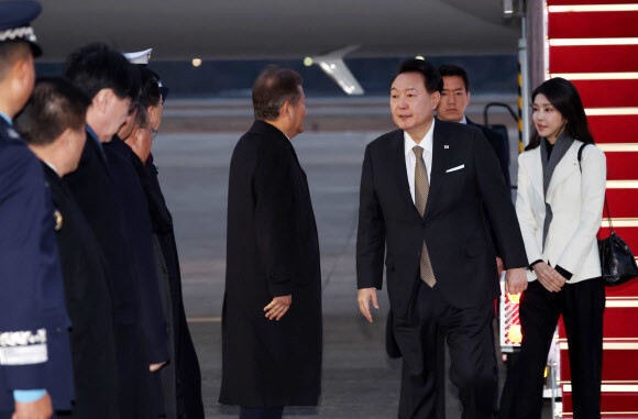 영국 국빈방문과 프랑스 방문 일정을 마친 윤석열 대통령과 김건희 여사가 26일 경기 성남시 서울공항에서 공군 1호기 편으로 귀국해, 마중 나온 이상민 행정안전부 장관과 인사하고 있다. 연합뉴스