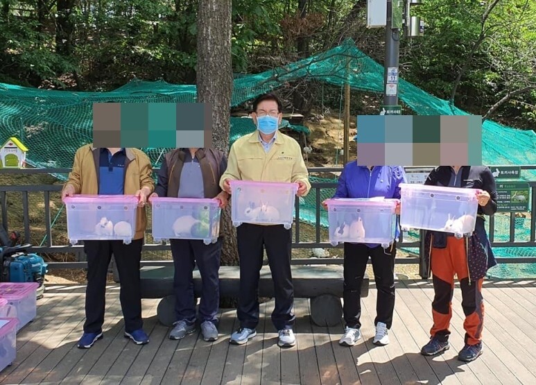 지난 5월20일 동대문구는 구민들을 대상을 토끼를 무료분양했다. 유덕열 동대문구청장(가운데)은 페이스북을 통해 토끼 분양을 홍보하기도 했다. 페이스북 갈무리