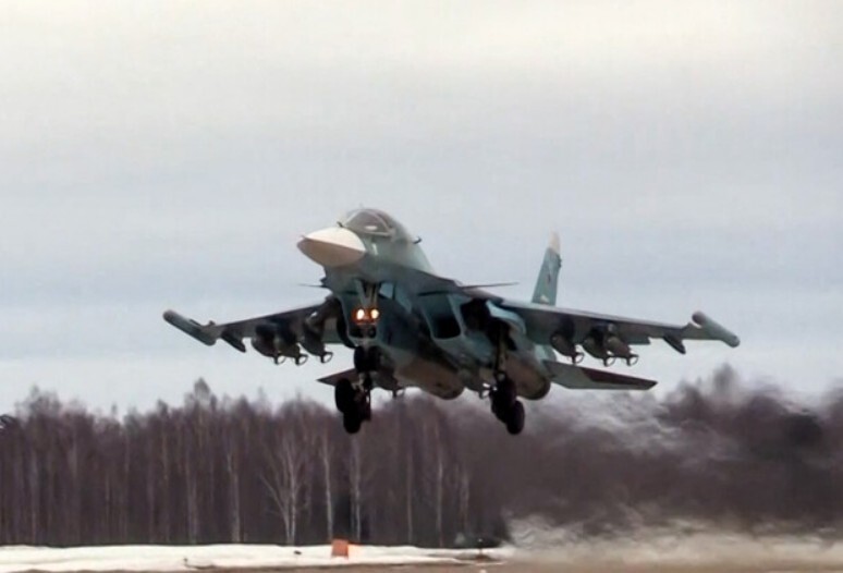 러시아 공군 수호이 Su-34 전폭기가 지난 3월7일(현지시각) 이륙하고 있다. AFP 연합뉴스