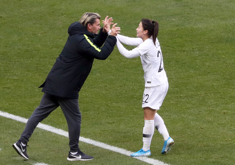 콜린 벨 한국 여자축구대표팀 감독이 선제골을 넣은 강채림과 하이파이브를 하고 있다. 부산/연합뉴스