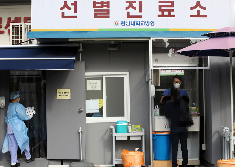 17일 오후 광주 동구 전남대학교병원 선별진료소에서 의료진이 검체를 채취하고 있다. 연합뉴스