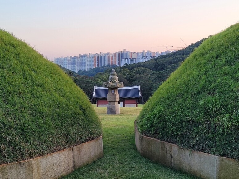 지난달 19일 오후 김포 장릉의 원종릉과 인헌왕후릉 봉분 사이에서 남향을 바라본 모습. 멀리 검단신도시 고층 아파트 건물이 빽빽하게 올라온 광경이 보인다. 노형석 기자