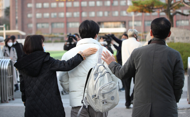 수능일인 17일 오전 광주 서구 서석고등학교에서 학부모가 수험생을 격려하고 있다. 연합뉴스