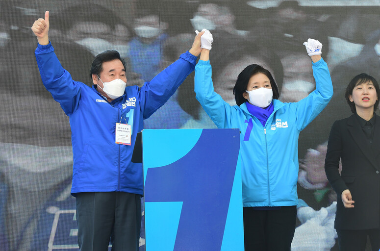 4.7 재·보궐선거를 하루 앞둔 6일 오전 더불어민주당 박영선 서울시장 후보와 이낙연 공동 상임선대위원장이 서울 종로구 세종대로 인근에서 열린 유세에서 지지를 호소하고 있다. 국회사진기자단