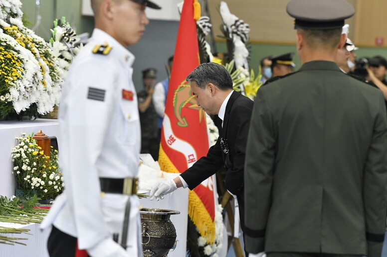 지난달 22일 경북 포항 해병대1사단에서 거행된 고 채아무개 상병의 영결식에서 이종섭 국방부 장관이 헌화하고 있다. 해병대 사령부 제공