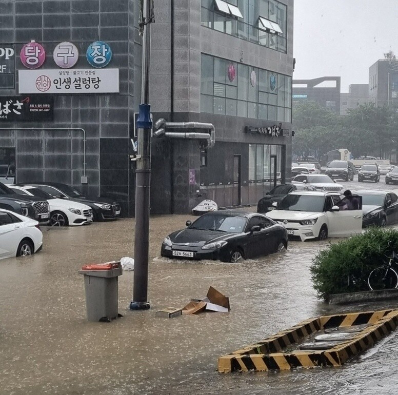 29일 호우경보가 내려진 충남 서산시에 강한 비가 내리면서 예천동 중앙호수공원 앞 도로가 어른 무릎 높이까지 물이 찼다. 서산시 제공