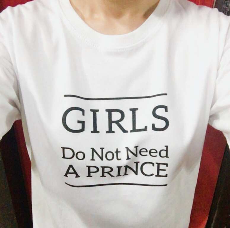 성우 김자연씨는 2016년 ‘소녀들은 왕자가 필요하지 않아’(Girls Do Not Need A Prince)라는 문구가 새겨진 티셔츠를 입은 사진을 사회관계망서비스에 올렸다가, 남성 유저들로부터 ‘남자를 혐오하는 페미니스트’라는 공격을 받았다. 김자연씨 트위터 갈무리