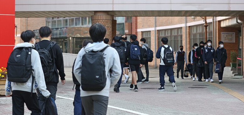 2020년 10월19일 오전 서울 용산구의 한 중학교에서 학생들이 등교를 하고 있다. 연합뉴스