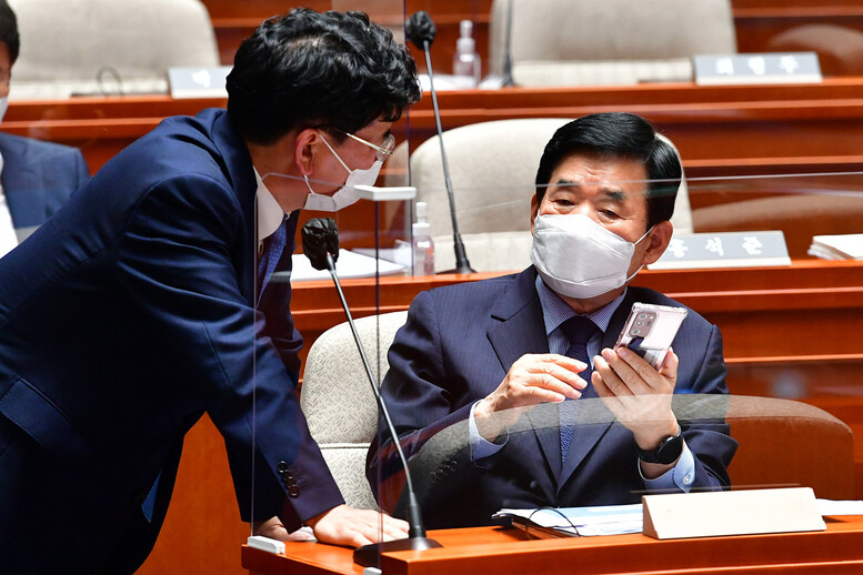 지난 18일 ‘종합부동산세 완화’를 결정한 민주당 의원총회에서 김진표 부동산특위 위원장(오른쪽)과 박완주 정책위의장이 얘기를 나누고 있다. 공동취재사진