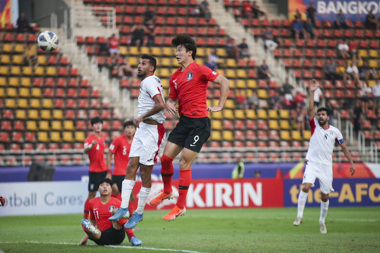 조규성이 요르단과의 8강전에서 전반 16분 헤딩골을 폭발시키고 있다. 대한축구협회 제공