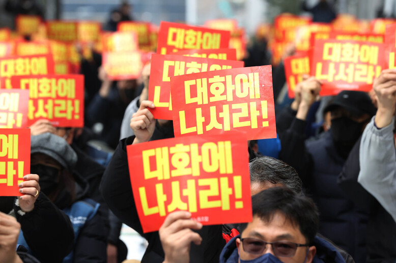 민주노총 전국택배노동조합 조합원들이 28일 오전 서울 중구 씨제이대한통운 본사 앞에서 구호를 외치고 있다. 연합뉴스