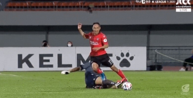 지난 5일 열린 K리그1 경기에서 전북의 송범근 골키퍼가 상주의 문선민의 단독 드리블을 막기 위해 백태클하고 있다. 한국프로축구연맹 제공