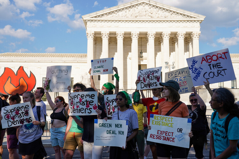 기후변화 대응 활동가들이 30일 미국 연방대법원 앞에서 판결에 항의하고 있다. 워싱턴/로이터 연합뉴스