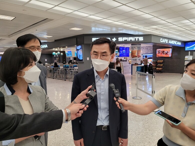 미국 정부와 전기차 보조금 문제를 협의하려고 29일 방미한 안성일 산업통상자원부 신통상질서전략실장이 워싱턴 덜레스국제공항에서 기자들 질문에 답하고 있다. 워싱턴/연합뉴스