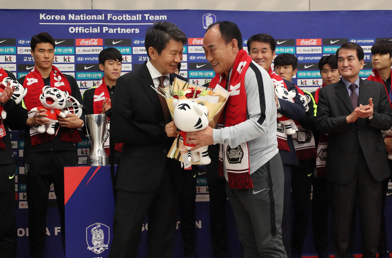 김학범 감독이 인천공항을 통해 입국한 뒤 정몽규 대한축구협회 회장으로부터 꽃다발을 받고 있다. 영종도/연합뉴스