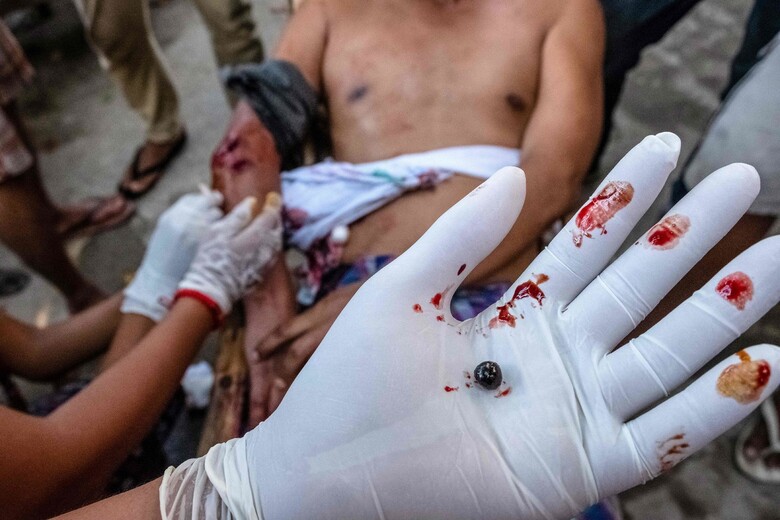 미얀마 경찰 “시위대 죽을 때까지 실탄 쏘라 명령받았다” 증언