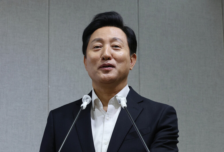 오세훈 서울시장이 지난 1일 오전 중구 서울시청에서 열린 2024년 서울시 예산안 발표 기자설명회에서 김포시의 서울 편입과 관련된 질문에 답하고 있다. 연합뉴스