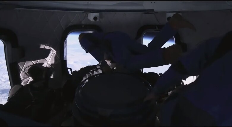 뉴셰퍼드 유인 캡슐에서 무중력 체험을 하며 지구를 조망하는 베이조스. 블루오리진 동영상 갈무리