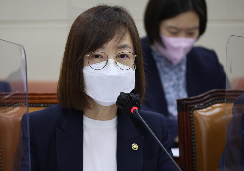 백경란 질병관리청장이 20일 국회 보건복지위원회에서 열린 국정감사에서 의원들의 질의에 답하고 있다. 연합뉴스