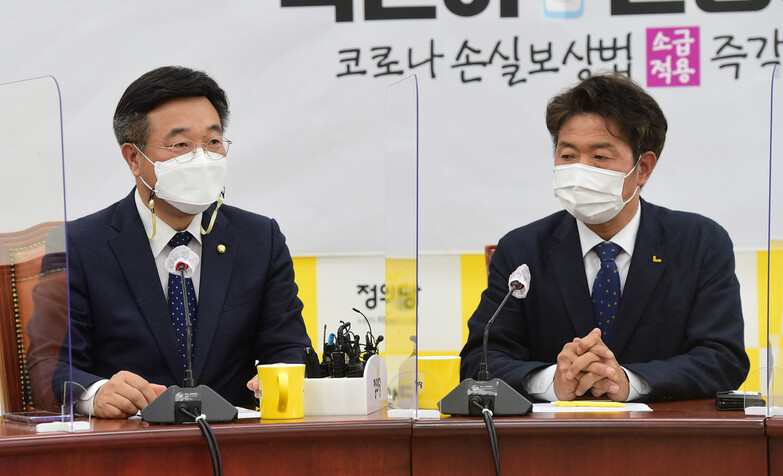 더불어민주당 윤호중 비상대책위원장(왼쪽)이 23일 서울 여의도 국회에서 정의당 여영국 대표를 예방해 인사말하고 있다. 노지원
