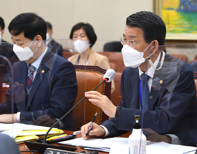 은성수 금융위원장이 22일 오전 국회 정무위원회 전체회의에서 의원 질의에 답하고 있다. 연합뉴스