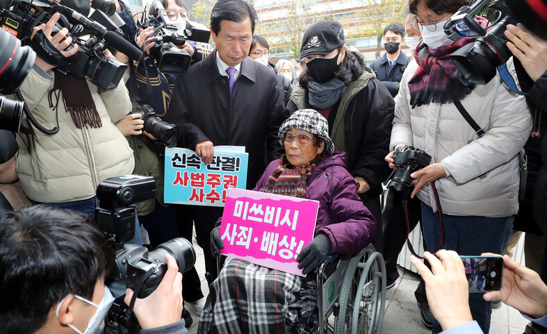 29일 서울 서초구 대법원에서 미쓰비시중공업 근로정신대 강제동원 피해자인 양금덕 할머니가 미쓰비시 강제동원 대법원 판결 4년 기자회견을 마친 뒤 시민단체 의견서를 대법원에 전달하기 위해 이동하고 있다. 김경호 선임기자 jijae@hani.co.kr