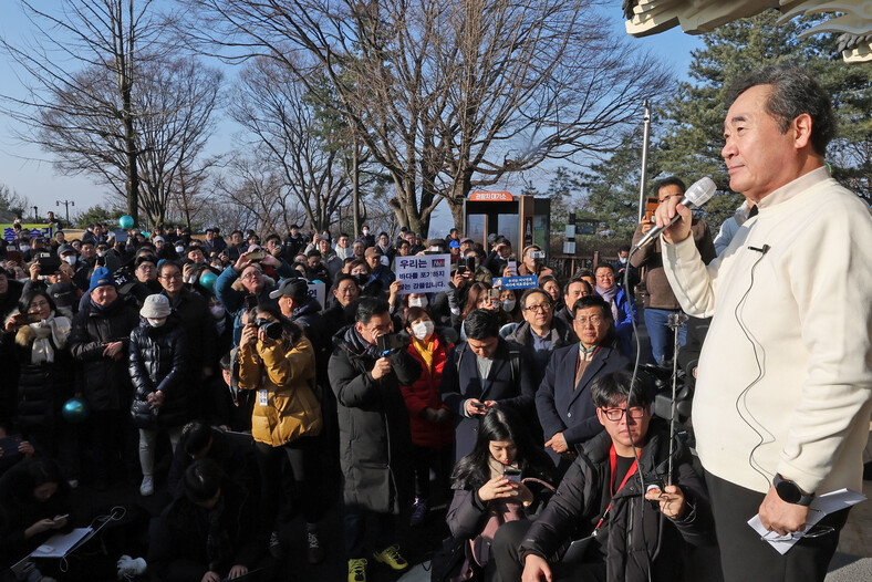 이낙연 전 국무총리가 1일 오전 경기도 고양시 덕양구 행주산성에서 지지자들과 함께 신년인사회를 열어 인사말을 하고 있다. 백소아 기자 thanks@hani.co.kr