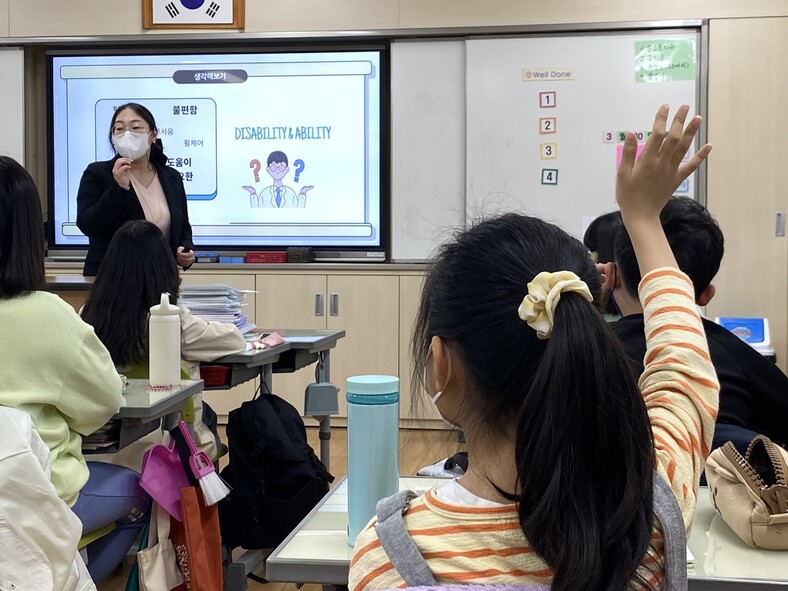 30일 서울 송파구 마천동 남천초등학교 4학년 1반에서 열린 장애인식교육에서 한 학생이 맘강사 김보람씨의 질문에 답하려고 손을 들고 있다. 곽진산 기자 kjs@hani.co.kr