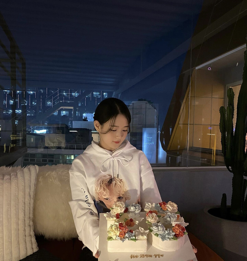김유나씨가 2022년2월5일 자신의 생일에 케이크를 받고 좋아하는 모습. 유가족 제공