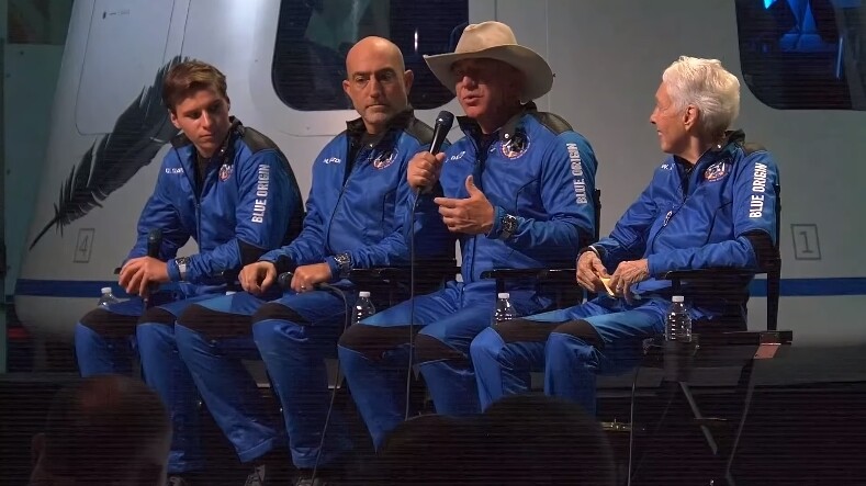 베이조스(오른쪽 두번째)가 준궤도 우주비행을 함께한 동료들과 기자회견을 하고 있다. 왼쪽부터 최연소 우주비행을 한 올리버 대먼(18),   베이조스의 동생 마크, 베이조스, 최고령 우주비행 기록을 세운 월리 펑크(82). 블루오리진 동영상 갈무리