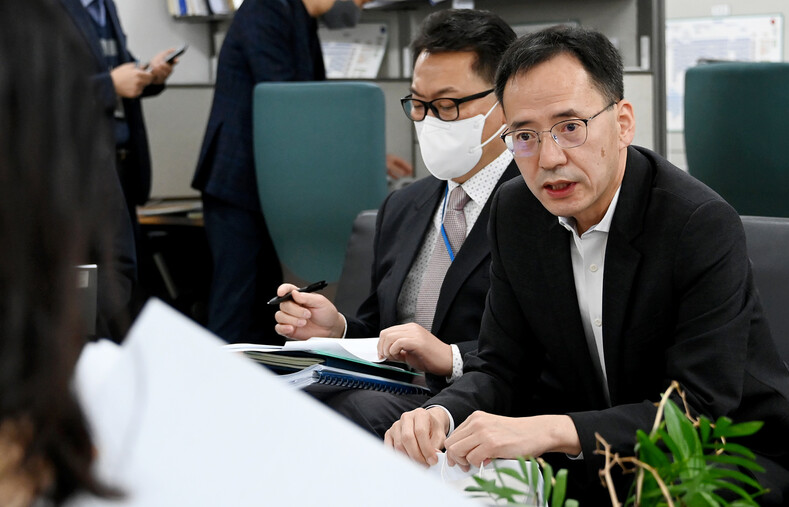 17일 인천시 경제사업본부장이 기자간담회에서 기자들의 질문에 답변하고 있다. 인천시 제공