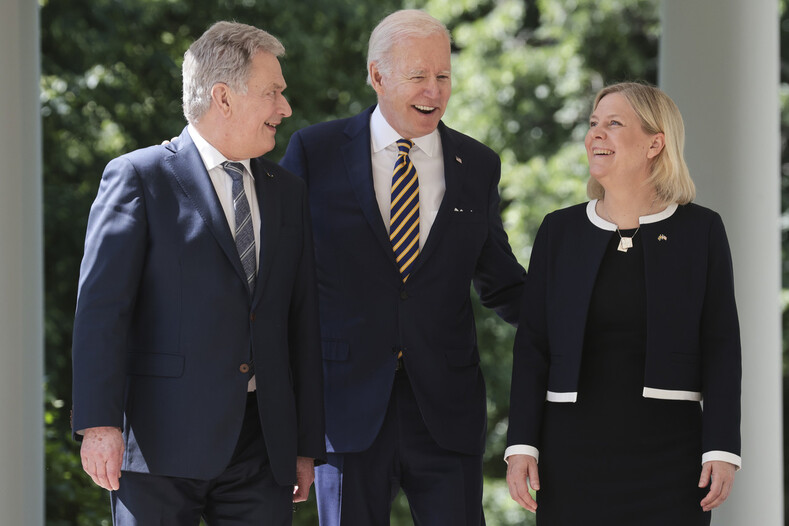 조 바이든 미국 대통령이 정상회담 뒤 마그달레나 안데르손 스웨덴 총리(오른쪽), 사울리 니니스퇴 핀란드 대통령과 함께 기자회견장인 백악관 로즈가든에 도착하고 있다. 워싱턴/UPI 연합뉴스