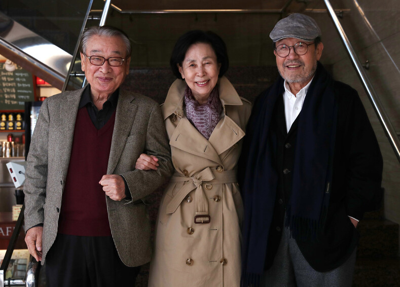 이순재(왼쪽)와 신구(오른쪽), 손숙은 연극은 물론 드라마·영화까지 다방면에서 활약하며 세대를 넘어 사랑을 받는다. 방탄노년단이라는 별명까지 붙었다. 하지만 젊은 세대 뺨칠 정도의 열정과 기운을 본다면 ‘방탄청년단’이 아닐지. 그들을 최근 서울 종로에서 만났다. 박종식 기자 anaki@hani.co.kr