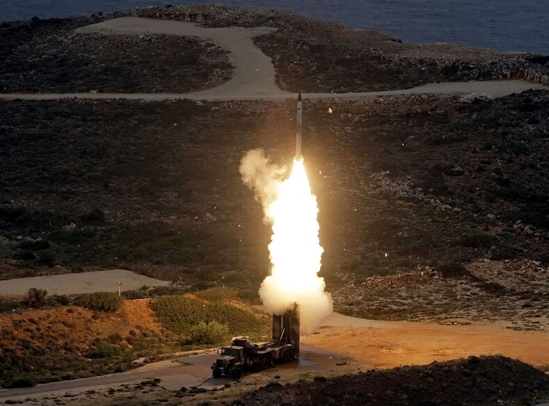 그리스 육군이 지난 2013년 크레타섬에서 러시아제 S-300 대공미사일 발사 훈련을 하고 있다. AFP 연합뉴스