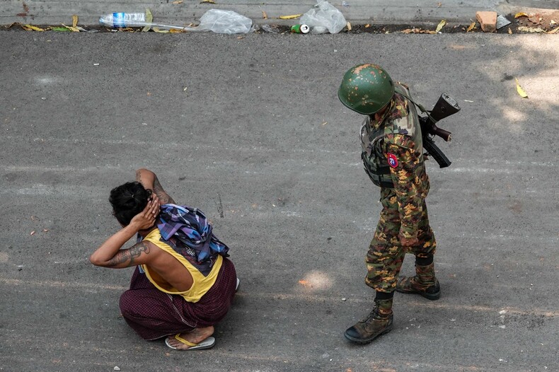 3일 미얀마 만달레이에서 한 무장한 군인이 시민을 무릎꿇린 채 감시하고 있다. 만달레이/AFP 연합뉴스