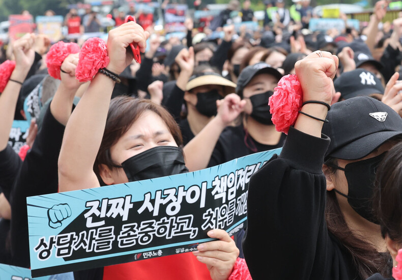 현대해상 콜센터 자회사 현대씨앤알(C&amp;R) 노동자들이 4일 오후 서울 영등포구 국회의사당 앞에서 열린 국민은행-하나은행-현대해상 금융권 콜센터 총파업·총력투쟁 결의대회에 참석해 팔에 빨간 꽃 코르사쥬를 낀 채 구호를 외치고 있다. 이들은 ‘회사는 노동자를 하찮게 여기지만 우리는 피어나는 꽃이고 앞으로도 피어나겠다는 의미를 담아 만들었다'고 밝혔다. 백소아 기자 thanks@hani.co.kr