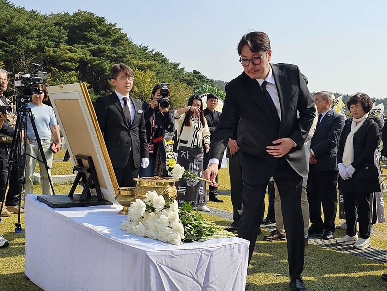 25일 국립대전현충원에서 열린 ‘홍범도 장군 순국 80주기 추모 및 청산리전투 전승 103주년 기념식’에서 배우 조진웅씨가 헌화하고 있다. 최예린 기자