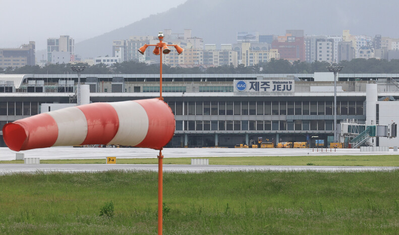 5일 오전 제주국제공항 활주로의 풍향계가 강풍에 펄럭이고 있다. 연합뉴스