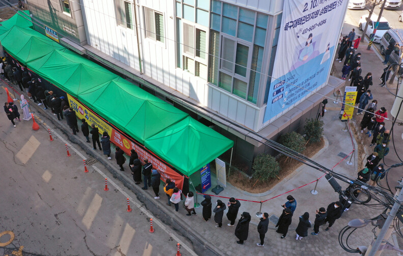 21일 광주 북구보건소 선별진료소에서 코로나19 PCR 검사를 받으려는 시민들이 길게 줄 서 있다. 연합뉴스.